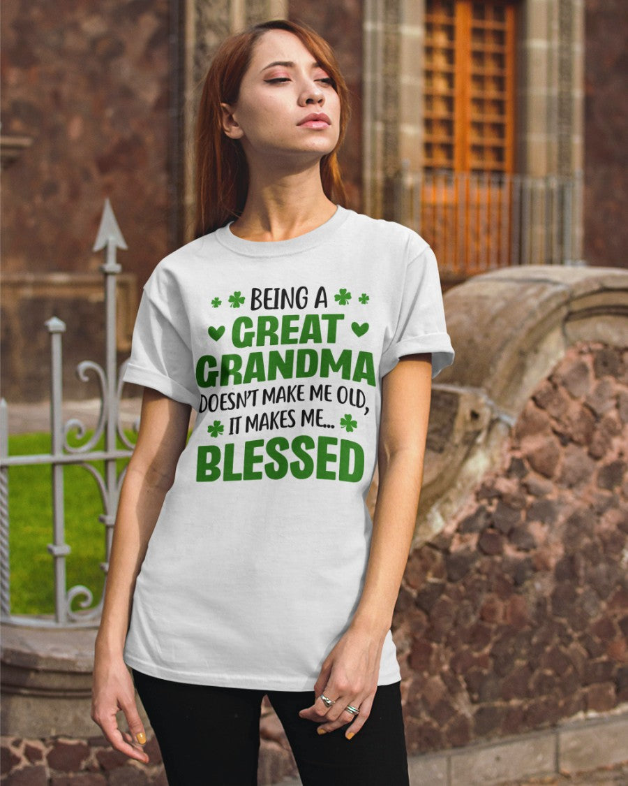 Being A Great Grandma Doesn't Make Me Old - Perfect Gift For Grandma Classic T-Shirt