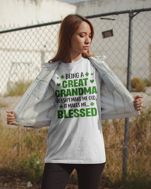 Being A Great Grandma Doesn't Make Me Old - Perfect Gift For Grandma Classic T-Shirt