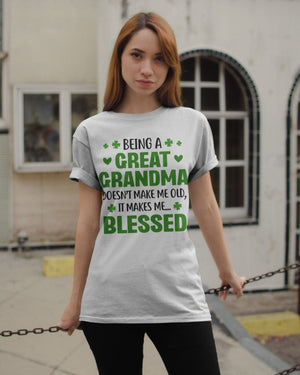 Being A Great Grandma Doesn't Make Me Old - Perfect Gift For Grandma Classic T-Shirt